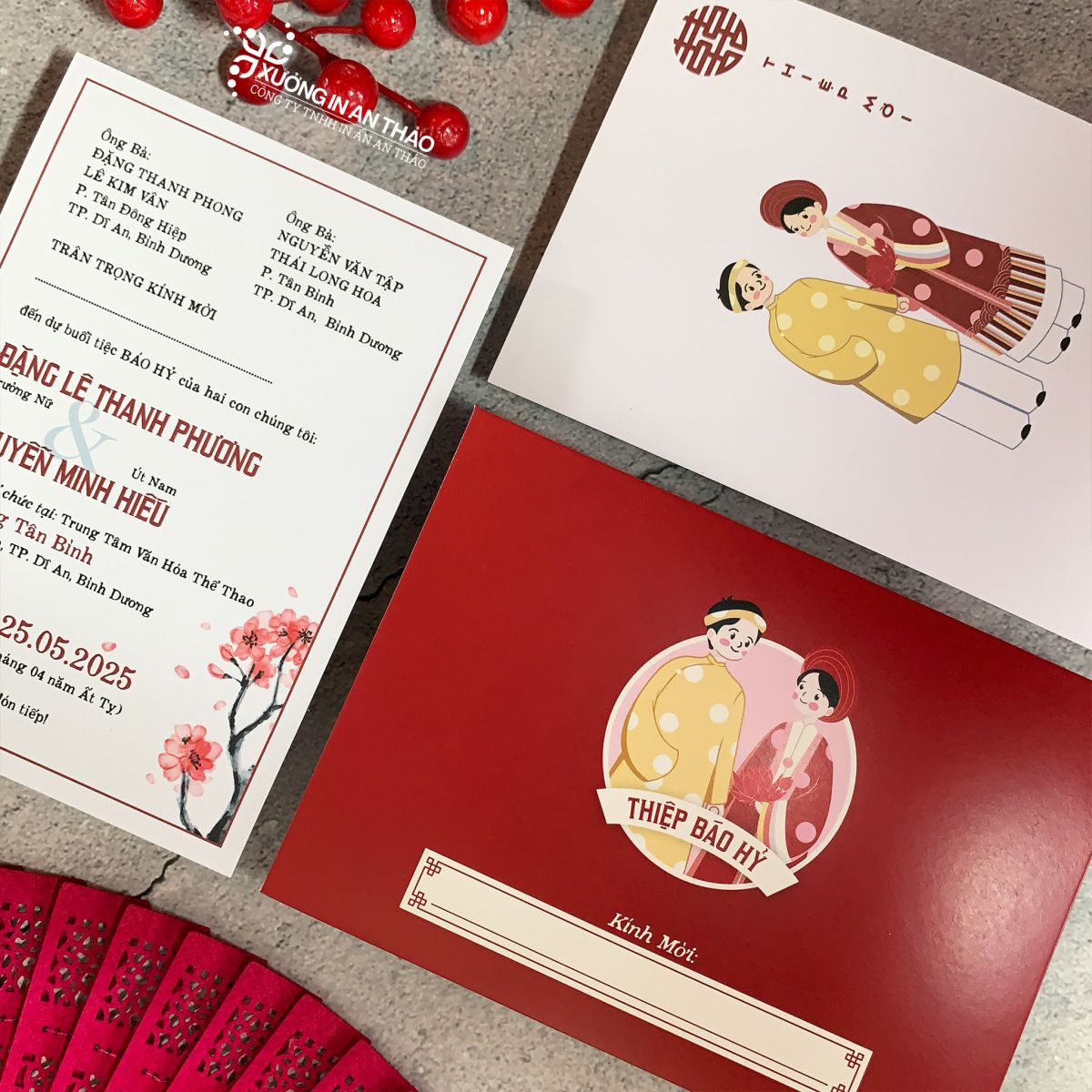 https://www.inanthao.com/Thiệp Báo Hỷ Chibi Áo Dài (Đỏ Đô) - ATK12Y